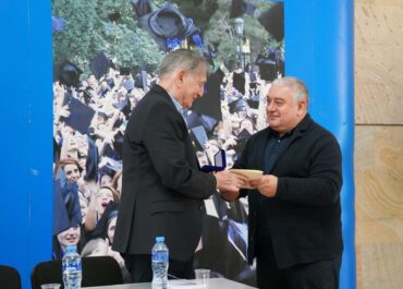 თსუ-ს  სტუმარი  შალომ  დავიდი  თსუ-ს რექტორმა ოქროს მედლით დააჯილდოვა